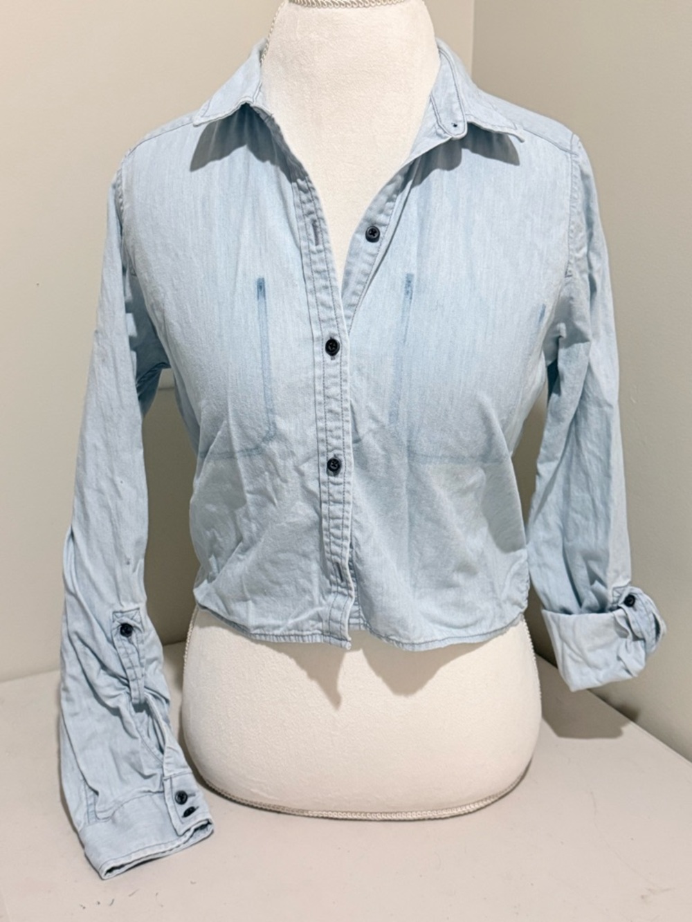 Express Light Blue Button-Front Cropped Chambray Shirt